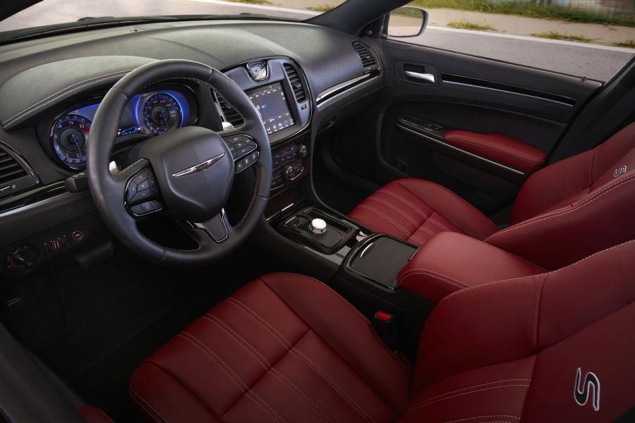 Интерьер Chrysler 300S Red Sport Appearance Package (LX2) 2019 года  (фото 4 из 4)